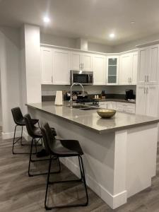 A kitchen or kitchenette at 3 Bedroom 2 Bath Spacious
