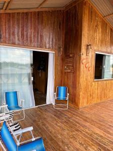 twee stoelen op het dek van een boot bij Maresia Beach in Ajuruteua