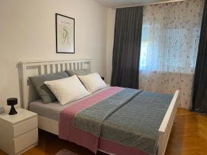 1 dormitorio con cama y ventana en Apartment in the city center, en Varaždin