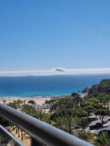 een balkon met uitzicht op het strand en de oceaan bij Gemelos24 Benidorm La Cala beach 200m in Benidorm