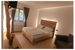 - une chambre avec un lit et un canapé dans l'établissement appartamento Bait del Gioti, à Tiarno di Sotto