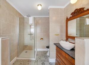 een badkamer met een douche, een wastafel en een toilet bij Café René Borgloon in Borgloon