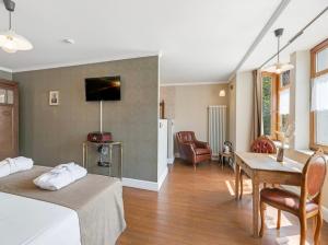 - une chambre avec un lit, une table et un canapé dans l'établissement Café René Borgloon, à Looz