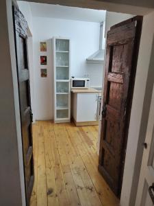 una puerta abierta a una cocina con microondas en Can Penjarella I, en Arbúcies