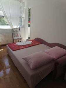 En eller flere senge i et værelse på Flowers Apartment Tuzla
