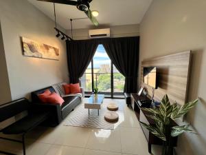 Ruang duduk di RiverView 8PAX 3BR in KBtown PS4, Netflix A-9-3