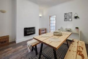 sala de estar con mesa de madera y chimenea en Host & Stay - Church Street, en Golborne