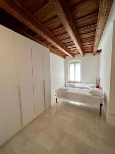 een grote kamer met een bed en een raam bij Garden House Soave in Soave