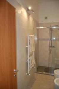 Un baño con ducha con puerta de cristal. en M7 Suites Central, en Salerno 87 fotos más