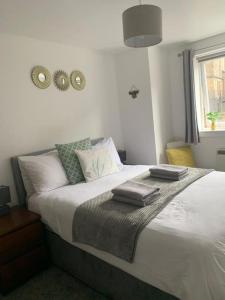 a bedroom with a bed with two towels on it at Drummond Condo in Edinburgh