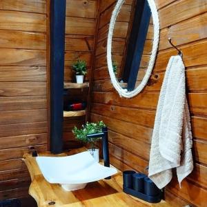 Koupelna v ubytování Cabana romântica com hidromassagem próx ao centro.