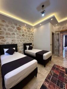 Postel nebo postele na pokoji v ubytování Villa Defne Kaş/ Özel Havuzlu 2+1 Taş Villa