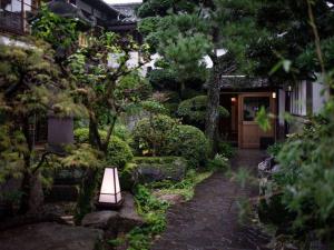 Sodas prie apgyvendinimo įstaigos NIPPONIA HOTEL 伊賀上野 城下町