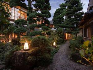 Sodas prie apgyvendinimo įstaigos NIPPONIA HOTEL 伊賀上野 城下町