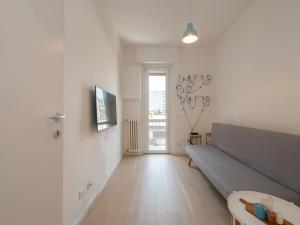 ein Wohnzimmer mit einem Sofa und einem Tisch in der Unterkunft Youhosty - Grazioli 4 in Mailand