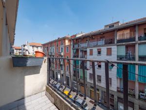 einen Balkon mit Blick auf Gebäude in der Unterkunft Youhosty - Grazioli 4 in Mailand