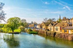 une rivière dans une ville avec des maisons et des bâtiments dans l'établissement Cosy 1BD Getaway Perfect for Couples Stamford, à Stamford