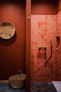 a bathroom with a sink and a shower with a basket at Casa Slow avec sa piscine chauffée au bord du lac in Les Croix Chemins