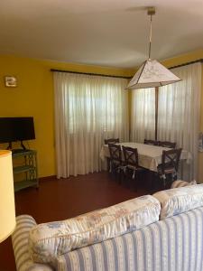 sala de estar con sofá y mesa en Le Casacce Case per Vacanze, en Carmignano