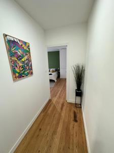 un salon orné d'une peinture murale et d'une table dans l'établissement Appartement T3 cosy et moderne, à Baugé