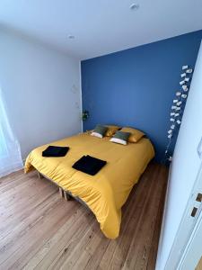 מיטה או מיטות בחדר ב-Appartement T3 cosy et moderne