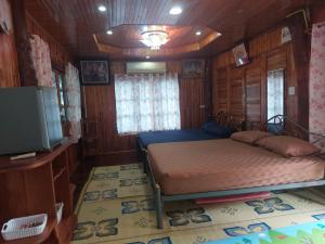 een slaapkamer met een bed en een tv in een kamer bij Duangmanee homestay 
