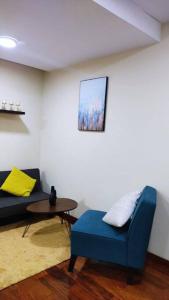 un soggiorno con divano blu e tavolo di Elegante Departamento a La Paz