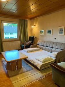 un soggiorno con un grande letto e un divano di Naturparadies Nähe Grüner See 