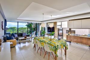 eine Küche und ein Wohnzimmer mit einem Tisch und Stühlen in der Unterkunft Holiday home in Zimbali in Ballito