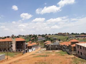 een stad met huizen en een onverharde weg bij Bruca residence in Kampala