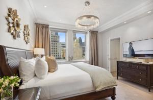 sypialnia z dużym łóżkiem i oknem w obiekcie The Sherry Netherland w Nowym Jorku