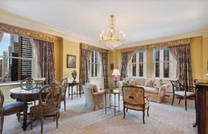 sala de estar con muebles y lámpara de araña. en The Sherry Netherland en Nueva York