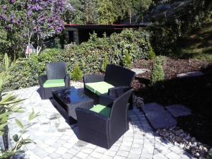 two chairs and a table in a garden at Am Schiefen Turm in Bad Frankenhausen