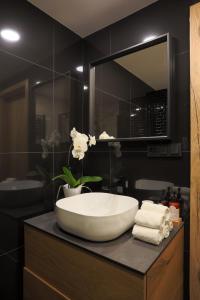 A bathroom at Meditrine