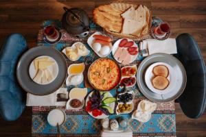 una mesa cubierta con platos de comida en una mesa en Hillside City Center Hotel, en Baku