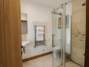 ein Bad mit einem Waschbecken, einem WC und einer Dusche in der Unterkunft Kilnmark Bothy in Thornhill