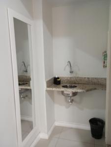 een badkamer met 2 wastafels en een spiegel bij More Só in Rio de Janeiro