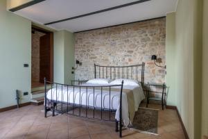 モンフォルテ・ダルバにあるResidenza Isolinaの石壁のベッドルーム1室(ベッド1台付)