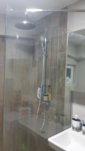 La salle de bains est pourvue d'une douche et d'un lavabo. dans l'établissement Mavrovo Centar Ski Staza, à Mavrovo