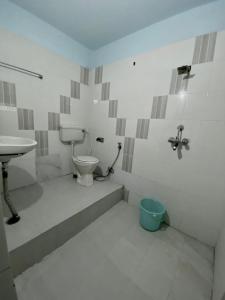 y baño con aseo y lavamanos. en Hotel Sandstone Villa,, en Jaisalmer
