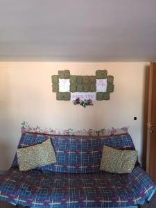 een bed met twee kussens erop bij affitta camere Rosa Tea in Nocera Inferiore