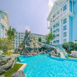 a water slide in front of a large building at Grand Florida Beach Waterpark Condo Resort in Na Jomtien