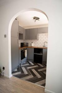 an archway in a kitchen with a counter top at Entire 2 Bed Apartment in Manchester in Manchester