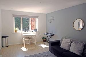 uma sala de estar com um sofá e um lavatório em Entire 2 Bed Apartment in Manchester em Manchester