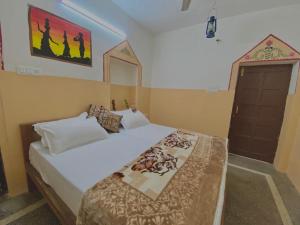 1 dormitorio con 1 cama grande y 1 plaza en Hotel Sandstone Villa,, en Jaisalmer