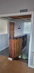 Habitación con escritorio y puerta de madera. en Casa Franca en El Calafate