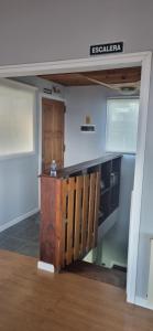 Habitación con escritorio y puerta de madera. en Casa Franca, en El Calafate