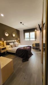 een slaapkamer met een groot bed in een kamer bij HOTEL MAUROS EL PUIG in El Puig