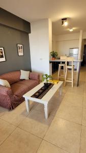 sala de estar con sofá y mesa de centro en La vista, departamento cómodo y acogedor en Salta