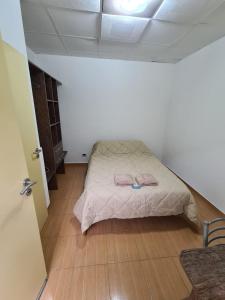 سرير أو أسرّة في غرفة في HOSTEL RESIDENCIAL SAENZ PEÑA